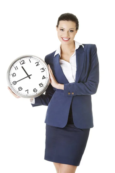 Feliz Joven Mujer Negocios Sosteniendo Reloj Oficina Aislado Sobre Fondo — Foto de Stock