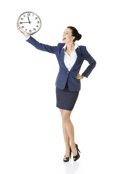 Feliz Joven Mujer Negocios Sosteniendo Reloj Oficina Aislado Sobre Fondo — Foto de Stock