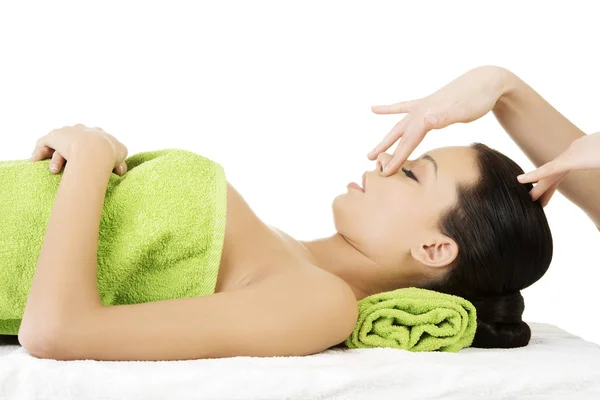 Bella Giovane Donna Rilassata Godere Ricevere Terapia Massaggio Facciale Salone — Foto Stock