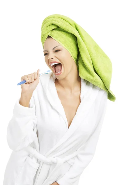 Счастливая Привлекательная Женщина Поющая Зубную Щетку Изолированная Белом — стоковое фото