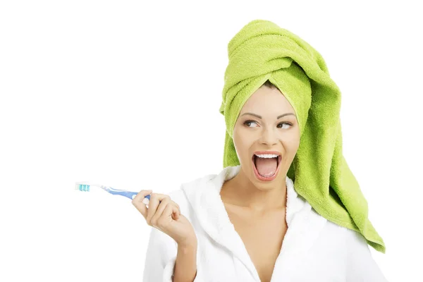 Happy Atrakcyjna Kobieta Wskazując Kopię Przestrzeni Szczoteczką Zębów Izolowane Białym — Zdjęcie stockowe