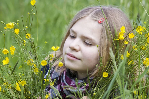 Retrato Una Niña Con Flores Prado — Foto de Stock