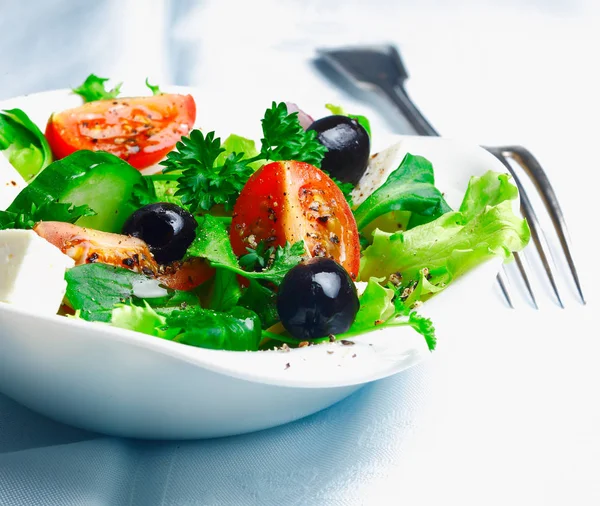 Crispe Salada Grega Fresca Com Feta Azeitonas Verduras Folhosas Tomate — Fotografia de Stock