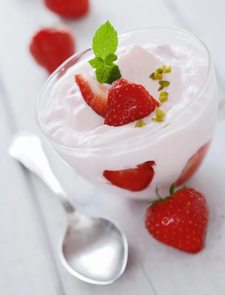 成熟的新鲜草莓 加奶油或奶油酸奶制成新鲜甜点 — 图库照片