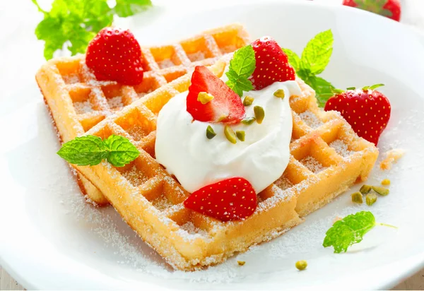 Waffle Dorado Cubierto Con Fresas Frescas Cocidas Crema Rociado Con — Foto de Stock