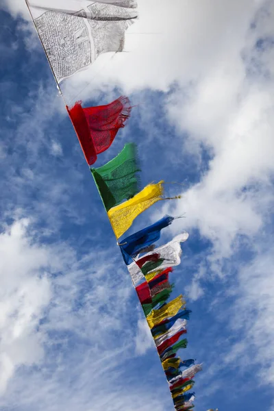 Tibetanska Färgglada Flaggor Och Himmel — Stockfoto