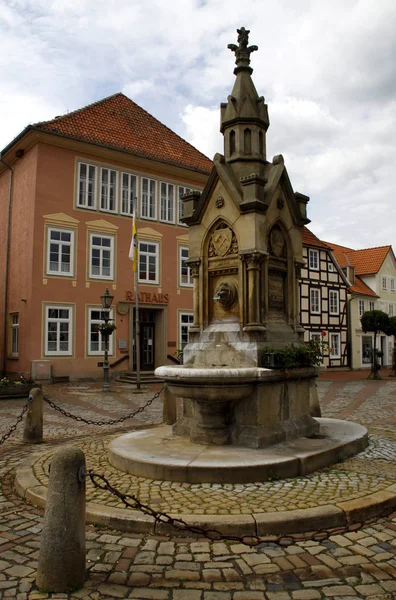Obernkirchen的喷泉和市政厅 — 图库照片