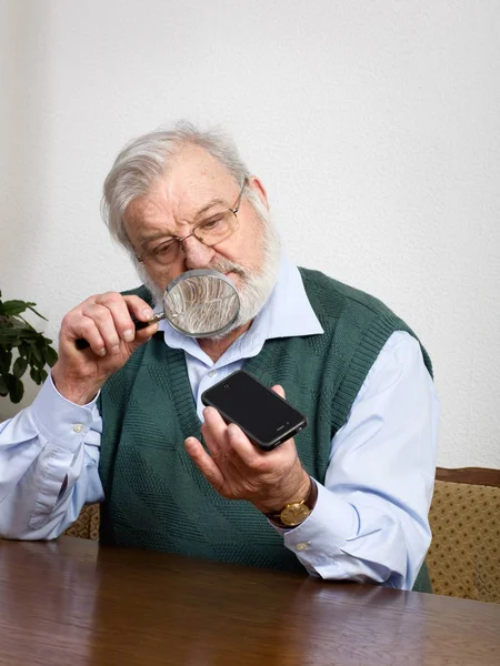 Senior Man Watching His New Smart Phone Loupe — Stock Photo, Image