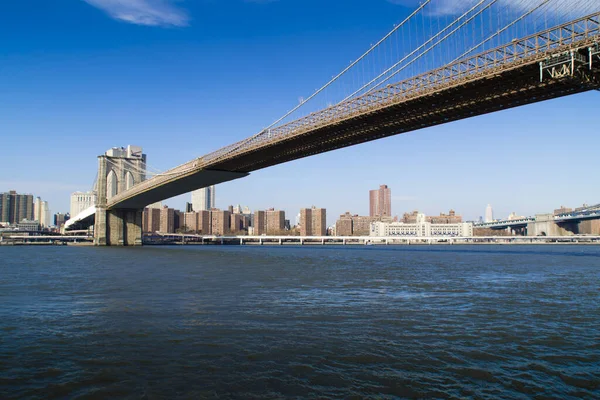 ブルックリンから見たニューヨークのブルックリン橋 — ストック写真