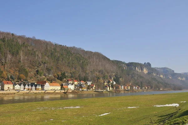 バート シャンドー Bad Schandau はドイツの温泉街で ザクセン自由州南部とシュシュシュシュシュシュヴィーツ オステルツェッジビルゲ地区に位置する — ストック写真