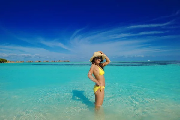 Feliz Jovem Bela Mulher Asiática Relaxar Areia Praia Tropical Com — Fotografia de Stock