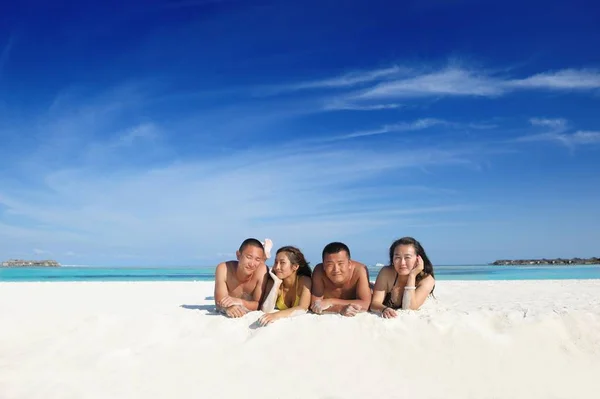 Groep Gelukkige Jongeren Hebben Plezier Vreugde Aan Het Witte Zandstrand — Stockfoto