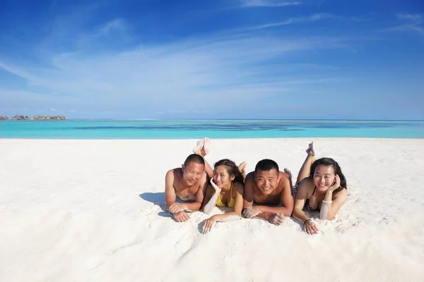 Groep Gelukkige Jongeren Hebben Plezier Vreugde Aan Het Witte Zandstrand — Stockfoto