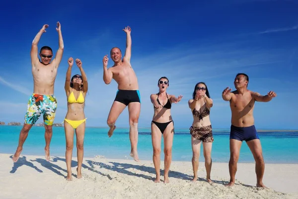 Groupe Jeunes Gens Heureux Ont Plaisir Joie Plage Sable Blanc — Photo