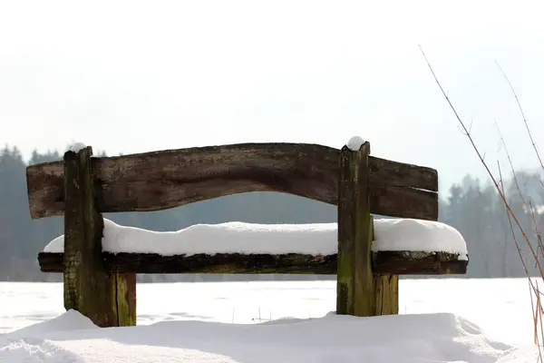 Отдых Скамейка Снегу — стоковое фото