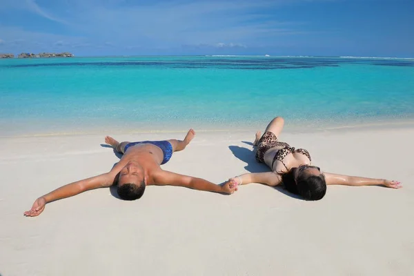 Счастливая Молодая Пара Весело Романтично Проводит Лето Красивом Пляже Белым — стоковое фото