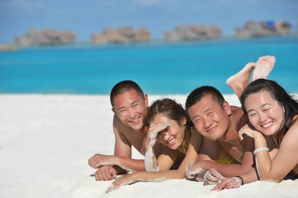 Groep Gelukkige Jongeren Hebben Plezier Vreugde Aan Het Witte Zandstrand — Stockfoto