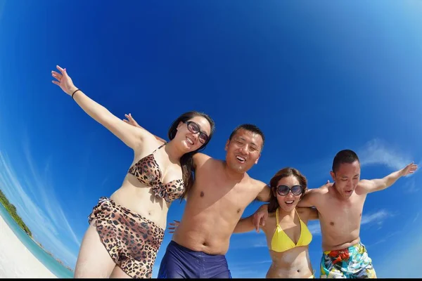 Groep Gelukkige Jongeren Hebben Plezier Vreugde Aan Het Witte Zandstrand — Stockfoto