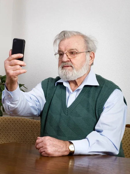 Senior Man Neemt Zelfportret Met Smartphone — Stockfoto