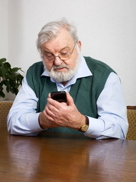 老年人用他的新智能手机 — 图库照片