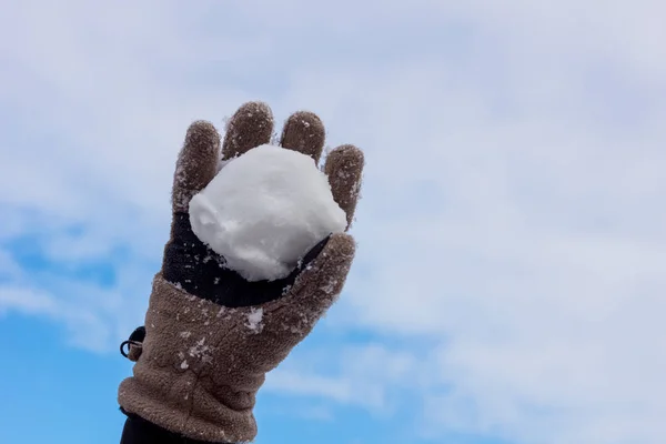 氷で覆われた雪を手にした女の手を閉じて — ストック写真