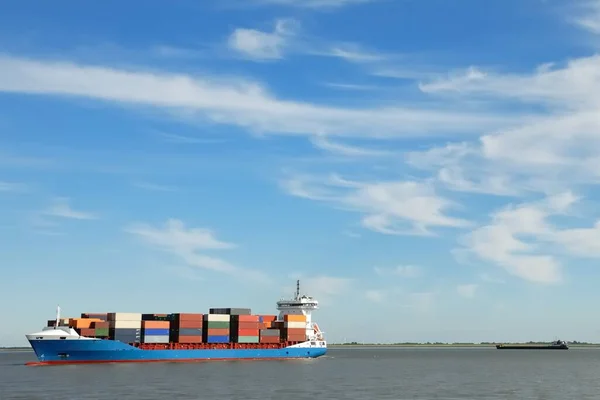 Barco Alimentador Bajo Cielo Azul —  Fotos de Stock