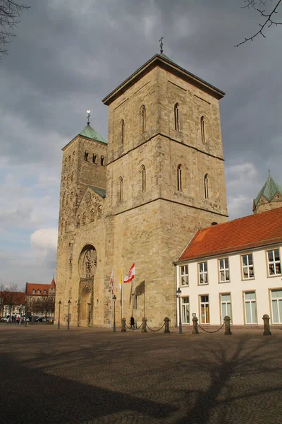 Die Vatikanfahne Vor Der Kathedrale — Stockfoto