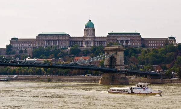 链桥和布达佩斯的城堡的视图 — 图库照片
