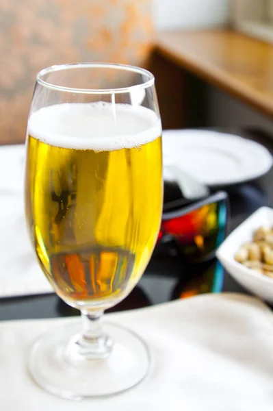 Verticale Interieur Hoek Detail Van Zwarte Tafel Met Glas Bier — Stockfoto