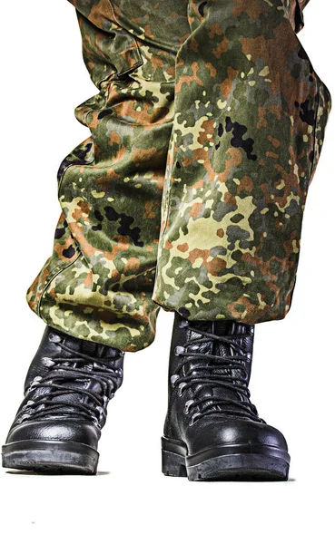 Militär Kamouflage Med Soldatväska Vit Bakgrund — Stockfoto