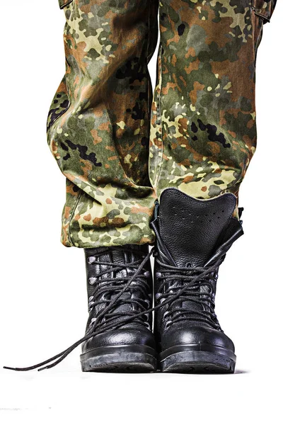 Wojskowe Buty Żołnierzem Białym Tle — Zdjęcie stockowe