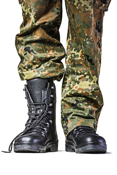 Botas Militares Con Soldado Sobre Fondo Blanco —  Fotos de Stock