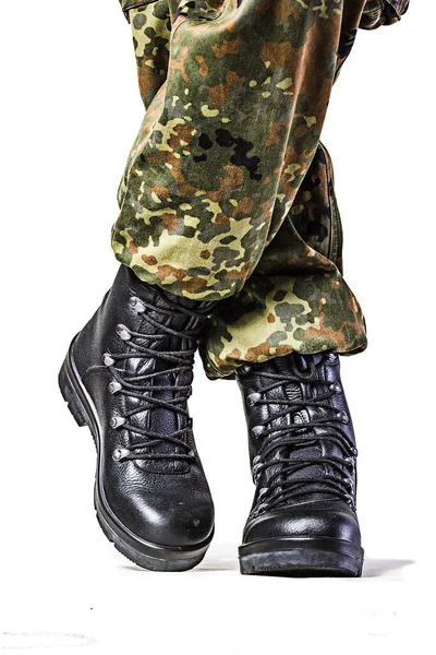 Stivali Militari Sfondo Bianco — Foto Stock