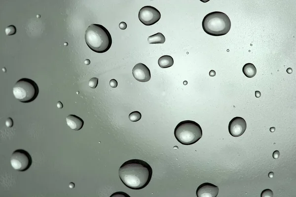 灰色表面上的雨滴 — 图库照片