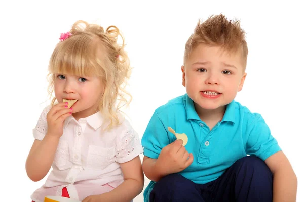 Sibling Sits Eats Chips Both Look Camera — Stock Photo, Image