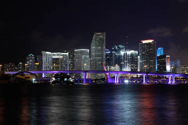 Foto Muestra Una Hermosa Vista Nocturna Miami Frente Centro Miami — Foto de Stock