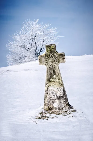 Kamenný Kříž Obklopený Sněhem — Stock fotografie