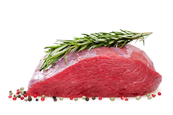 Rått Nötkött Med Kryddor Före Vit Bakgrund — Stockfoto