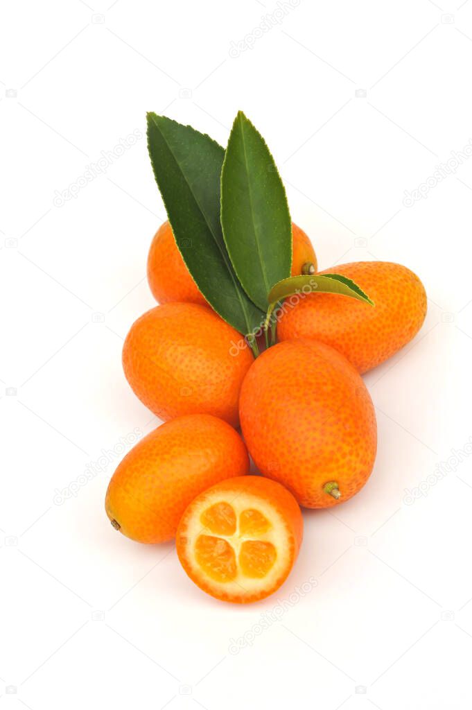 el kumquat es una pequeña fruta ovalada que se puede comer con cáscara