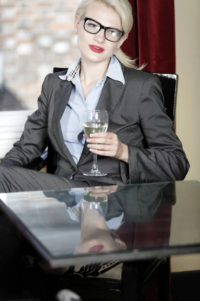Attractive Business Woman Wine Bar Waiting Client Meeting — Stock Photo, Image