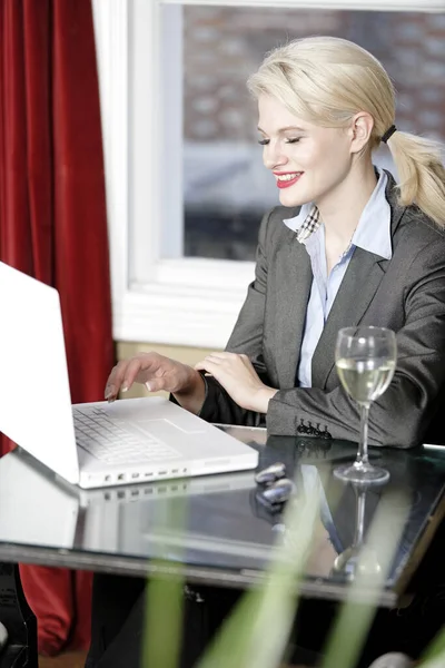 Aantrekkelijke Vrouw Werken Haar Laptop Inhalen Een Lange Dag — Stockfoto