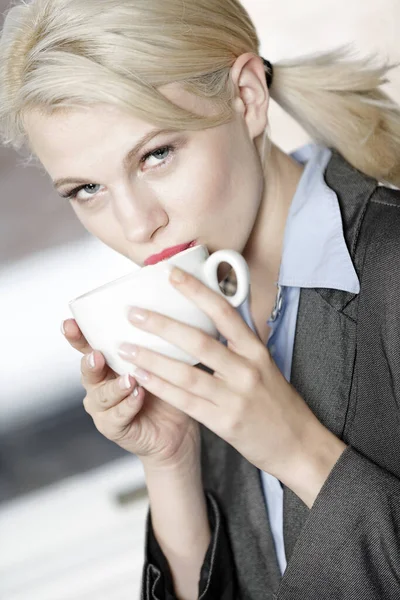Berufstätige Geschäftsfrau Trinkt Bei Der Arbeit Einen Becher Kaffee — Stockfoto