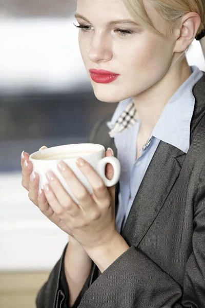 Berufstätige Geschäftsfrau Trinkt Bei Der Arbeit Einen Becher Kaffee — Stockfoto