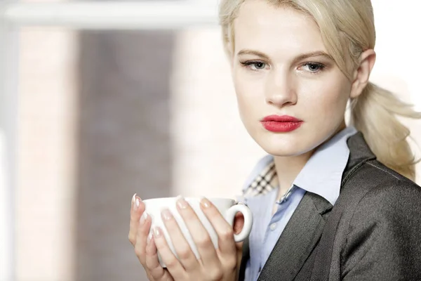 Berufstätige Geschäftsfrau Trinkt Bei Der Arbeit Einen Becher Kaffee — Stockfoto