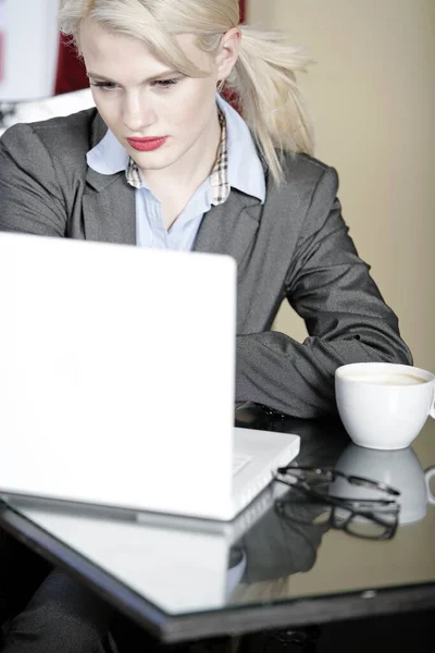 Aantrekkelijke Vrouw Werken Haar Laptop Inhalen Een Lange Dag — Stockfoto