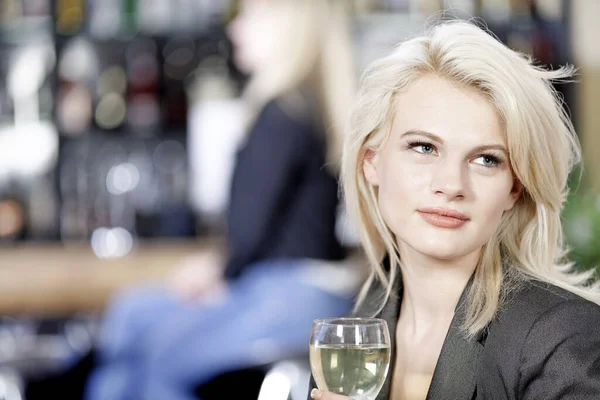 Attraktive Junge Frau Genießt Ein Glas Weißwein Einer Weinbar — Stockfoto