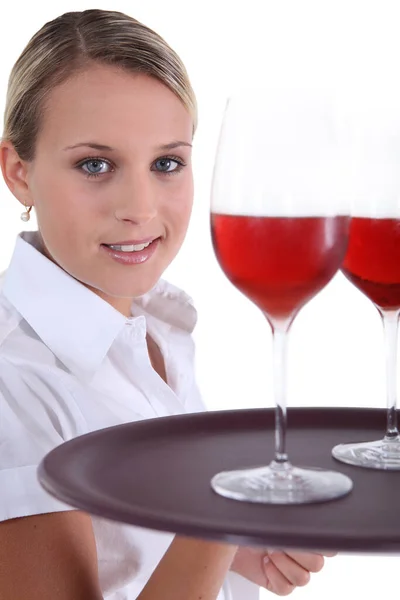 Μια Σερβιτόρα Που Φέρνει Δύο Ποτήρια Κρασί — Φωτογραφία Αρχείου