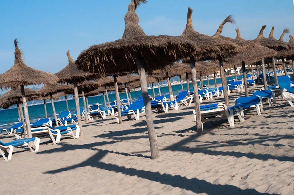 Muchos Chaise Anhela Sombrillas Playa — Foto de Stock
