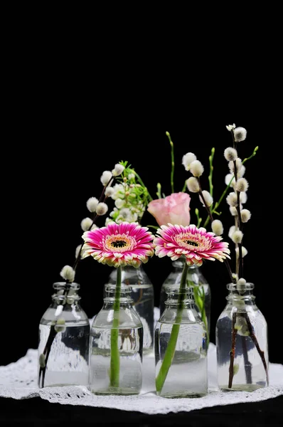 Blumenstrauß Einer Vase Auf Schwarzem Hintergrund — Stockfoto