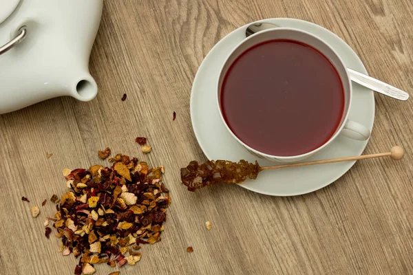 Tasse Tee Mit Getrockneten Blumen Auf Holztisch — Stockfoto